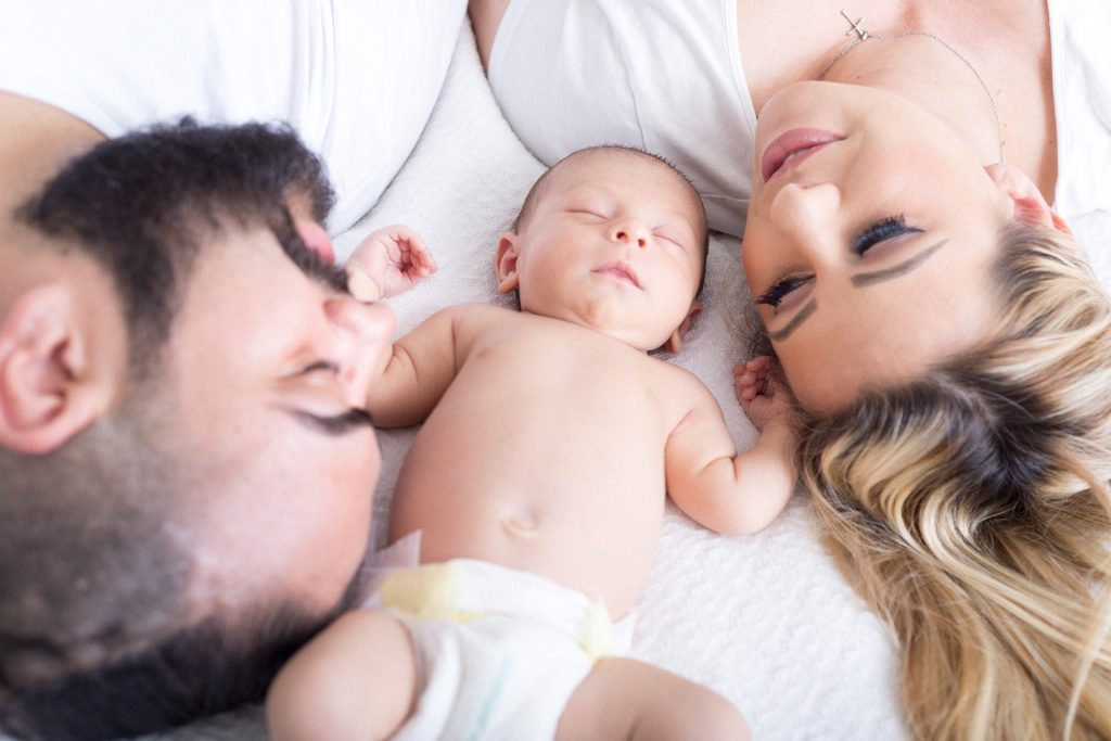 Por la inmadurez nerviosa de los bebés ellos solamente tienen dos fases de sueño y deben ir desarrollando las otras a través del tiempo... el contacto nocturno con los padres ayuda a los bebés a madurar sus procesos biológicos, incluyendo el sueño.
Es por eso que la OMS recomienda practicar colecho o dormir con los bebés, para permitirles desarrollarse en las más óptimas condiciones