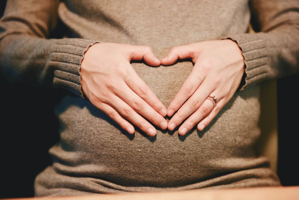 Vincularnos con nuestros bebés desde el vientre, puede permitirnos vivir plenamente nuestro embarazo, evitar la depresión postparto y propiciar un entorno intrauterino saludable; generando un desarrollo más óptimo para nuestros hijos. ¡Atrevéte a vivir esta experiencia de conexión con tu bebé!