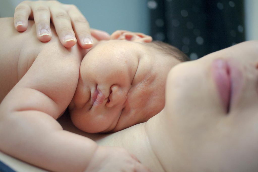 El estrés psicológico y emocional que sufrimos las madres en el postparto y el ideal de la maternidad que nos ha construido la sociedad, son los factores principales que incrementan los síntomas del baby blues.