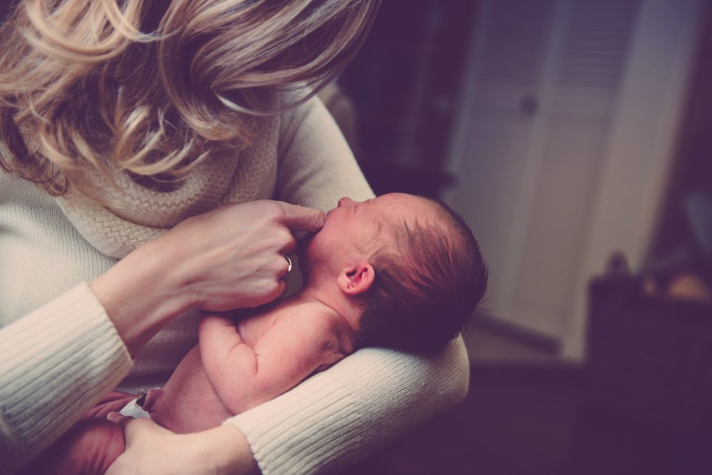 Los bebés y las mamás somos un mismo sistema, el embarazo se continúa a través del maravilloso proceso de exterogestación donde el bebé necesita estar en contacto 24/7 con su madre como ha sido los últimos 9 meses, depende de ella y del proceso de amamantamiento para alcanzar su desarrollo más óptimo.