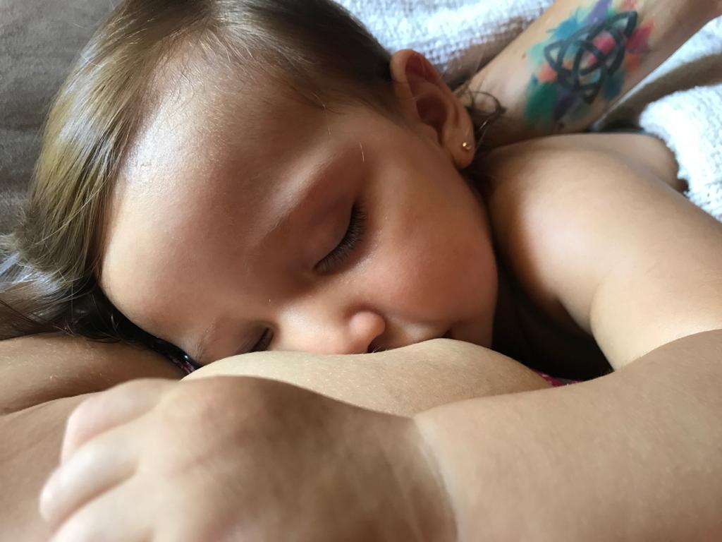 Al practicar piel con piel con nuestros hijos, estamos fortaleciendo su sistema inmune, su neurodesarrollo, nuestros vínculos afectivos y nos estamos permitiendo conectarnos en un nivel energético superior.