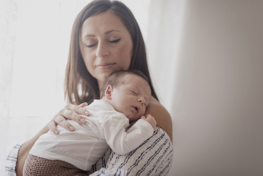 ¿Cuántas veces hemos escuchado a las personas de nuestro alrededor decirnos que debemos hacer un horario de sueño para nuestros bebés? ¿O que el bebé debería dormir toda la noche a partir de cierta edad? ¿Incluso, que deberíamos dejarles llorar para que “aprendan a dormir”?