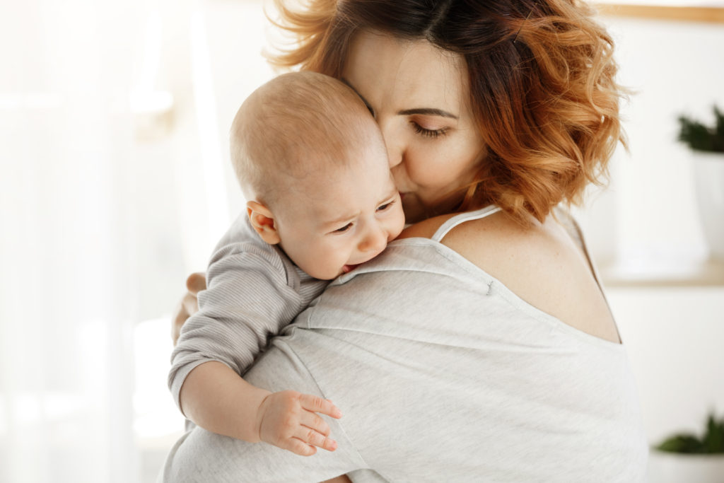 Nuestros hijos nacen con una importante inmadurez del sistema digestivo, lo que los hace altamente propensos a padecer de molestias digestivas y cierto comportamiento irritante que conocemos como: cólicos.