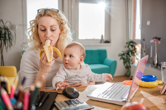 La nutrición durante la lactancia es un tema que genera mucha polémica, debido a que existe gran cantidad de mitos alrededor. Las madres creen no poder consumir ciertos alimentos, como por ejemplo: frijoles, aguacate, repollo, mariscos y pescado.
