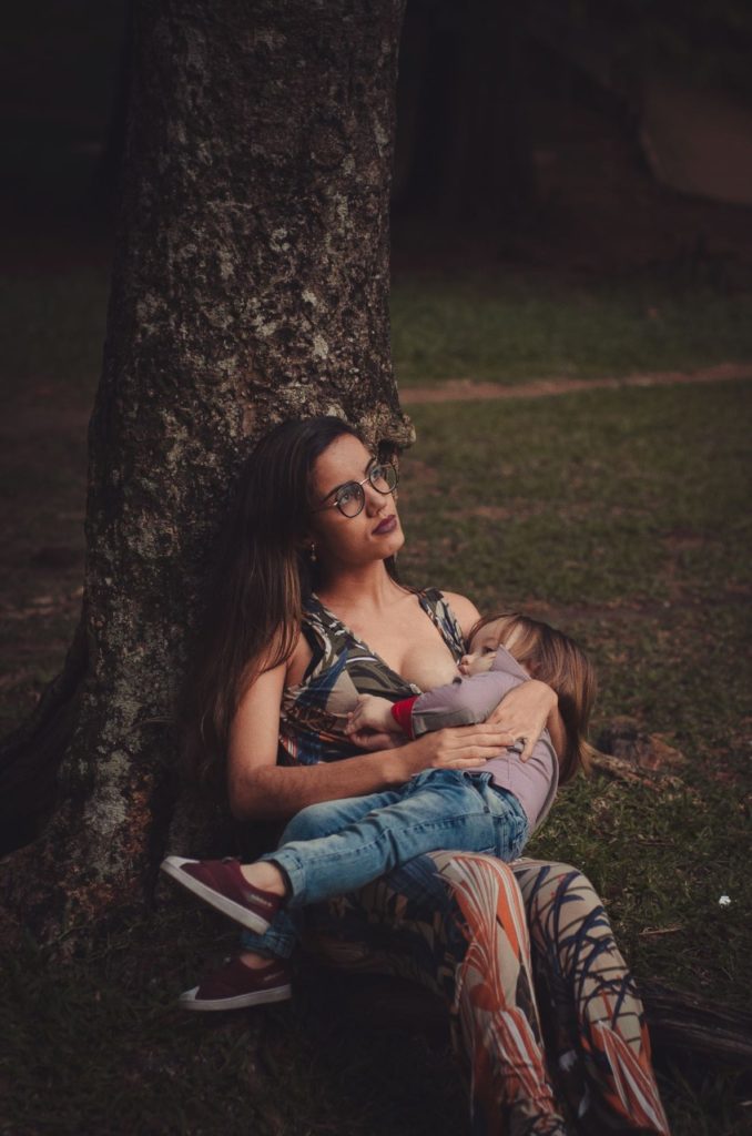 La mayoría de las madres creen que si tienen pechos pequeños, no van a poder amamantar a sus bebés o que su producción de leche será escasa.