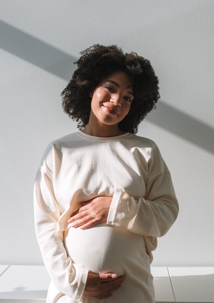 Querida mamá, estás hecha para parir con bienestar y placer. Este es tu cuerpo, tu parto y tu bebé. Permítete abrazar este proceso con todo su poder y belleza.
Rodéate de personas que respeten y apoyen tu capacidad innata para dar a luz de manera natural. Confía en ti misma y en la sabiduría de tu cuerpo.
No estás sola en este camino; muchas mujeres han recorrido este sendero antes que tú, y su experiencia nos dice que el parto puede ser mucho más de lo que jamás imaginaste.